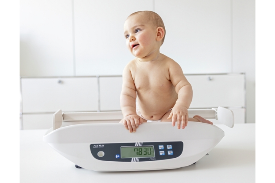 En babyvægt er et essentielt redskab for sundhedsprofessionelle der ønsker at sikre, at barnet udvikler sig sundt og stabilt.