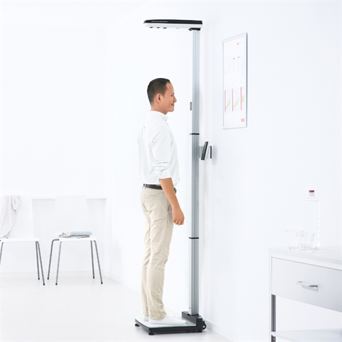 Seca 287 kan udføre en berøringsfri måling, hvor apparatet guider brugeren med verbale instruktioner.